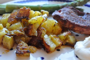 Pestokartofler og marinerede nakkekoteletter, grønne asparges og aioli