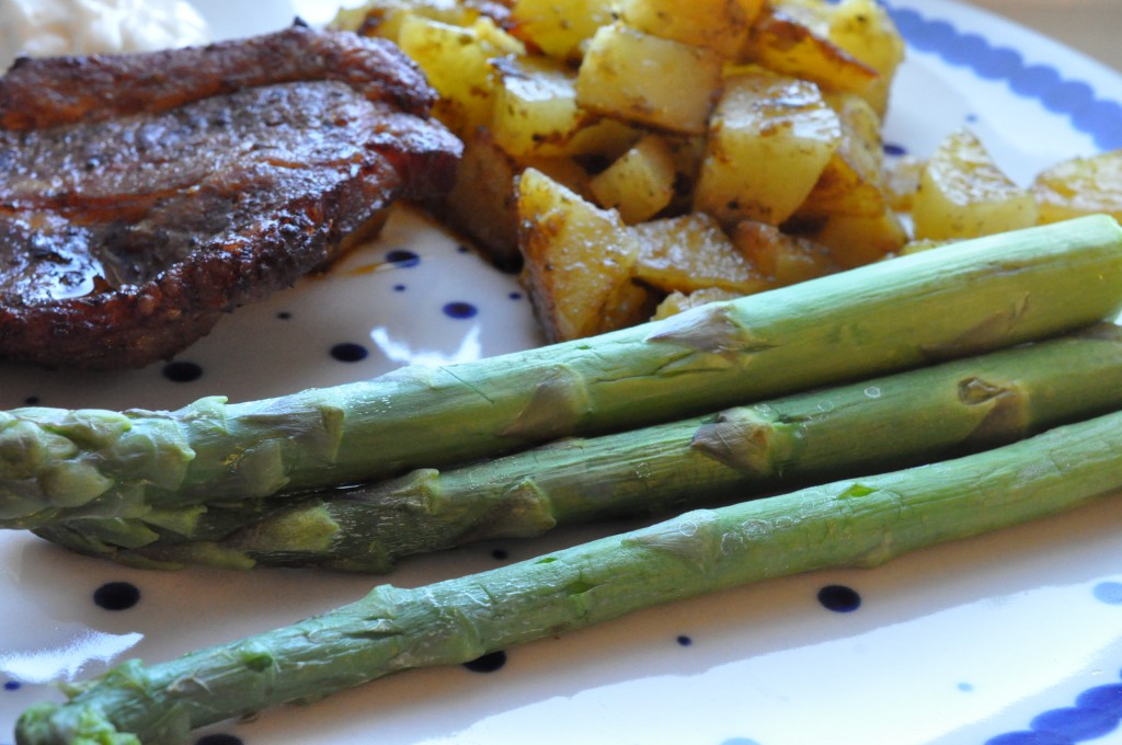 Pestokartofler og marinerede nakkekoteletter, grønne asparges og aioli