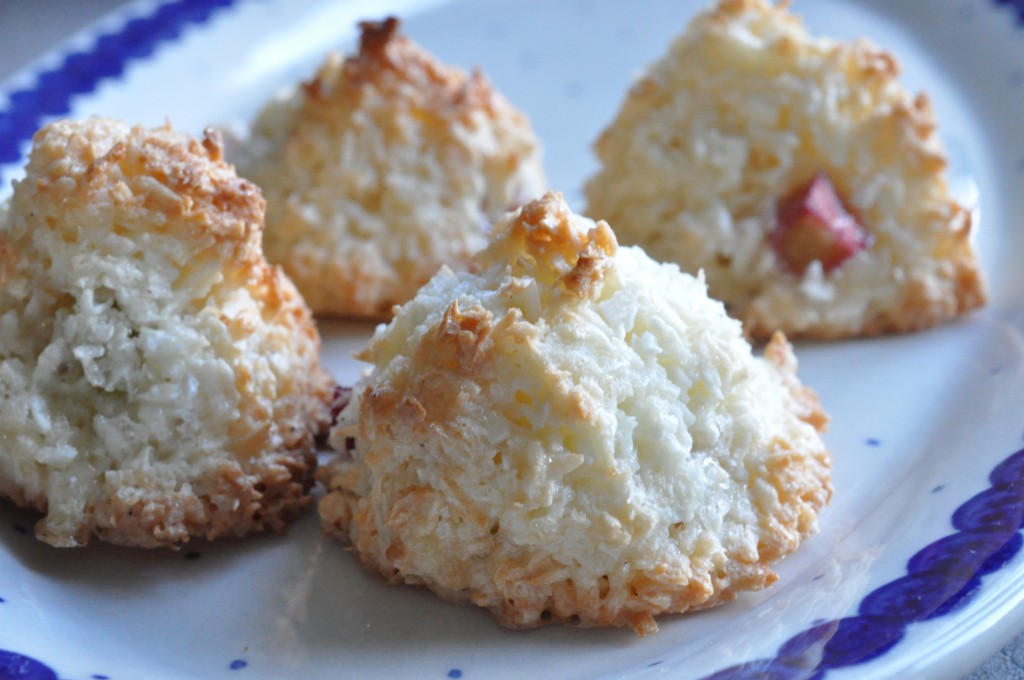 Kokosmakroner med rabarber og marcipan