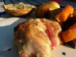 2015-06-09 19.37.49 • nogetiovnenstaging.com Kyllingefad med bacon og kartofler – nem ovnret med grønt