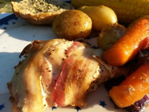 2015-06-09 19.39.49 • nogetiovnenstaging.com Kyllingefad med bacon og kartofler – nem ovnret med grønt