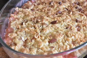 Rabarber crumble med havregryn - nem opskrift