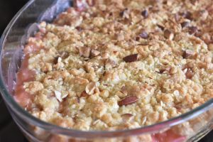 Rabarber crumble med havregryn - nem opskrift