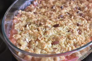 Rabarber crumble med havregryn - nem opskrift