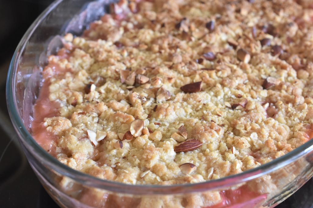 Rabarbercrumble med havregryn - nem opskrift