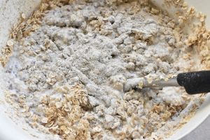 Groft brød og boller med rugmel og havregryn