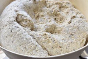 Groft brød og boller med rugmel og havregryn