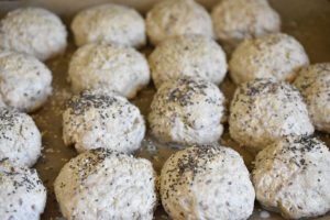 Groft brød og boller med rugmel og havregryn