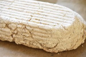 Groft brød og boller med rugmel og havregryn