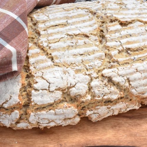 Groft brød og boller med rugmel og havregryn