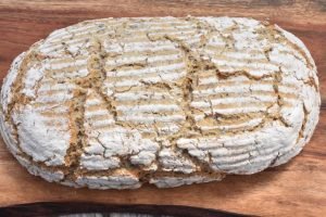 Groft brød og boller med rugmel og havregryn