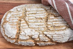 Groft brød og boller med rugmel og havregryn