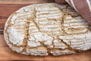 Groft brød og boller med rugmel og havregryn