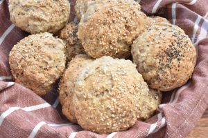 Groft brød og boller med rugmel og havregryn