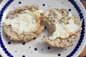 Groft brød og boller med rugmel og havregryn