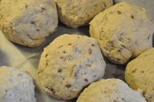 Groft brød og boller med rugmel og havregryn