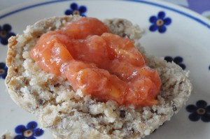 Groft brød og boller med rugmel og havregryn