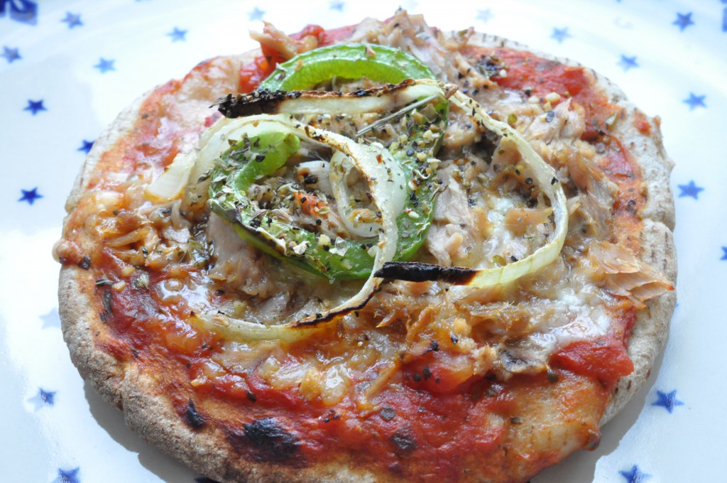 Pizza på pitabrød med tun, peberfrugt og løg