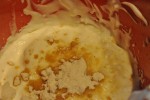 Pavlova dessert med frugt og yoghurt flødeskum