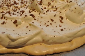 Pavlova dessert med frugt og yoghurt flødeskum