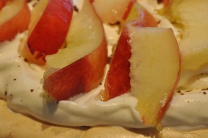 Pavlova dessert med frugt og yoghurt flødeskum