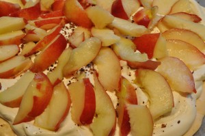 Pavlova dessert med frugt og yoghurt flødeskum