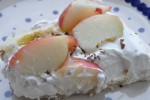 Pavlova med marcipan, nektariner og yoghurt flødeskum