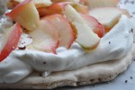 Pavlova med marcipan, nektariner og yoghurt flødeskum