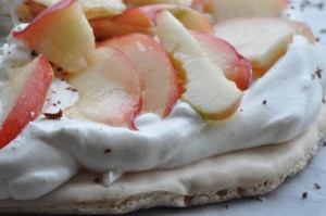 Pavlova dessert med frugt og yoghurt flødeskum