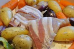 Kyllingefad med bacon og kartofler – nem ovnret med grønt