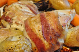 Kyllingefad med bacon og kartofler – nem ovnret med grønt