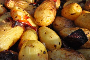 Olieristede kartofler med soltørret tomat, løg, peberfrugt og pinjekerner