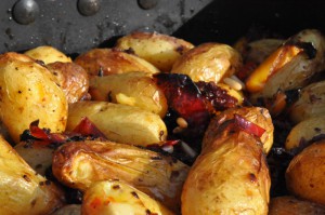 Ovnbagte kartofler med soltørrede tomater og rødløg 