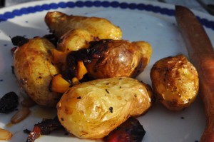 Ovnbagte kartofler med soltørrede tomater og rødløg 