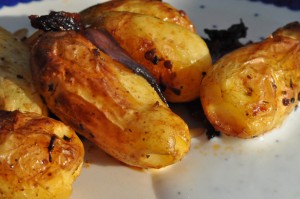 Olieristede kartofler med soltørret tomat, løg, peberfrugt og pinjekerner