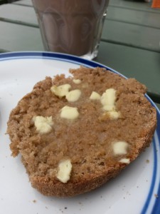 Grovboller med stenmalet mel & varm kakao 