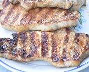 Koteletter på grill med tilbehør - opskrift