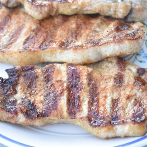 Koteletter på grill med tilbehør - opskrift