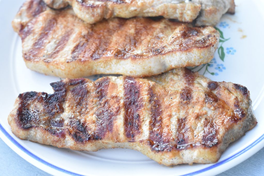Koteletter på grill med tilbehør - opskrift