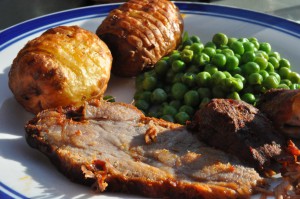 Lækker menu i Norge: nakksteg, hasselback kartofler og ærter