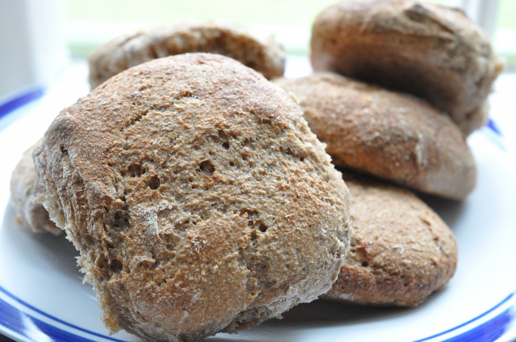 Grovboller med fuldkornsmel og bananer