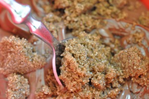 Verdens bedste cookies med Nutella og hasselnødder - brun farin tilsættes