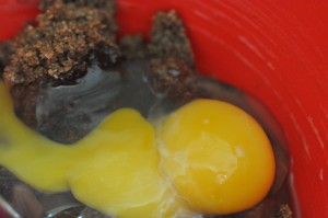 Verdens bedste cookies med Nutella og hasselnødder - æg røres i