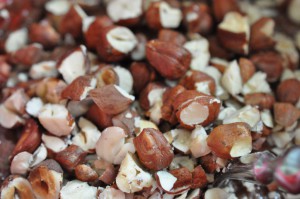 Verdens bedste cookies med Nutella og hasselnødder - hasselnødderne hakkes