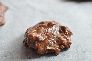 Verdens bedste cookies med Nutella og hasselnødder - dejen lægges på pladen