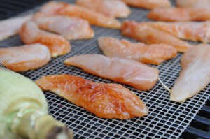 Marineret kyllingefilet og søde majs på grillen