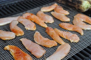 DSC_6665 • nogetiovnenstaging.com Marineret kyllingefilet og søde majs på grillen