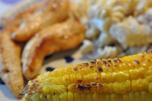 DSC_6676 • nogetiovnenstaging.com Marineret kyllingefilet og søde majs på grillen