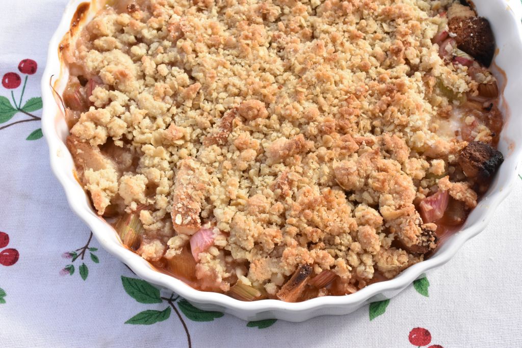 Rabarbertærte med smuldredej og marcipan