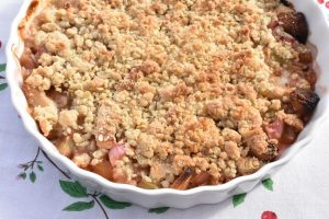 Rabarbertærte med smuldredej og marcipan